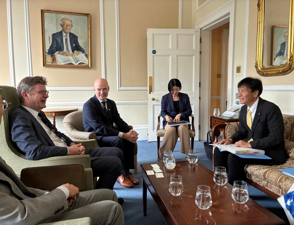 Parliamentary Vice-Minister Shimada holding a meeting with The Rt Hon Greg Clark, Chair of the Japan Society, one of the most traditional Japan-related organizations in the U.K., and Dr. Michael Rivera King, Chief Executive