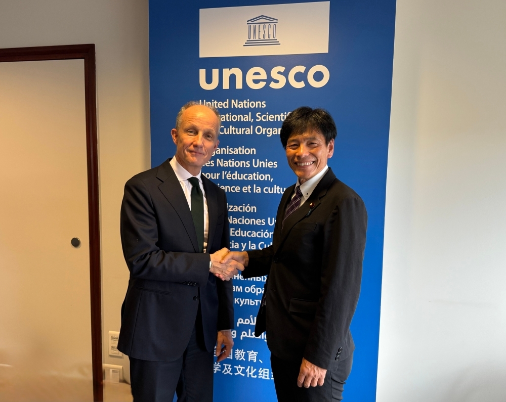 Parliamentary Vice-Minister Shimada shaking hands with Mr. Dov Lynch, Director of the Office of the Director-General of the UNESCO Secretariat