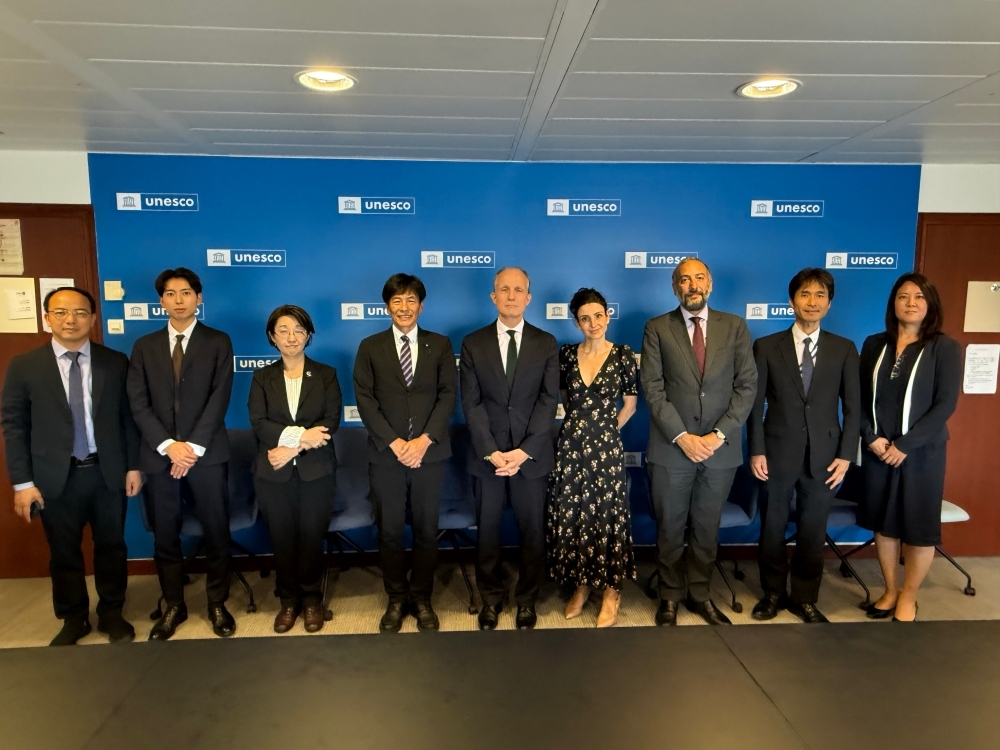 Group photo of Parliamentary Vice-Minister Shimada with staffs of UNESCO Headquarters