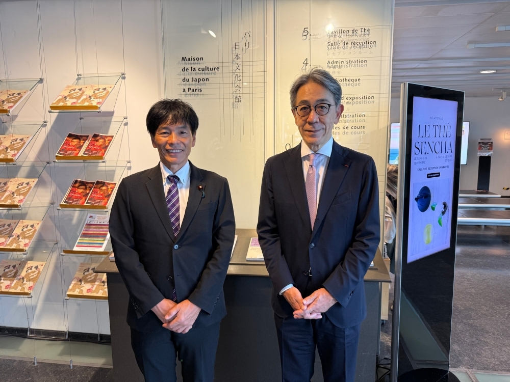 Parliamentary Vice-Minister SHIMADA taking a photo with Mr. Suzuki HITOSHI, President of the Institute