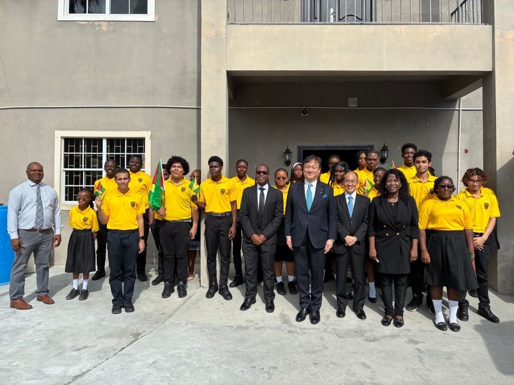 Commemorative photo of State Minister Horii with children studying at the facility