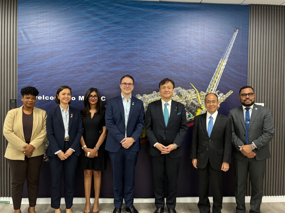 Commemorative photo of State Minister Horii with representatives of Japanese-affiliated companies