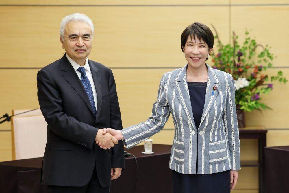 Prime Minister TAKAICHI shaking hands with IEA's Executive Director Birol