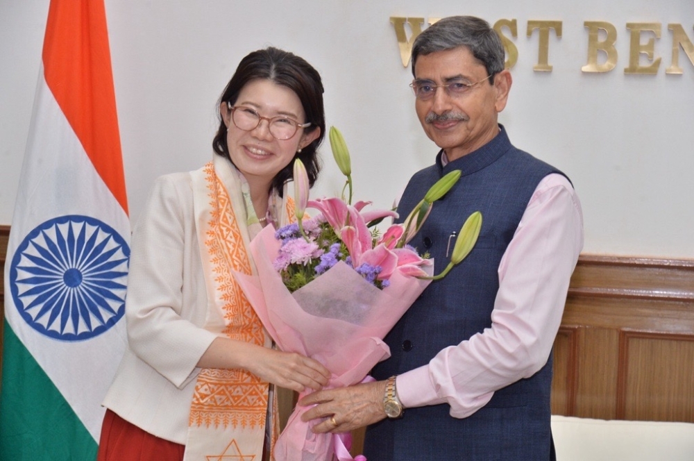 State Minister KUNIMITSU and H.E. R. N. Ravi, Governor of West Bengal, posing for a photo with a bouquet