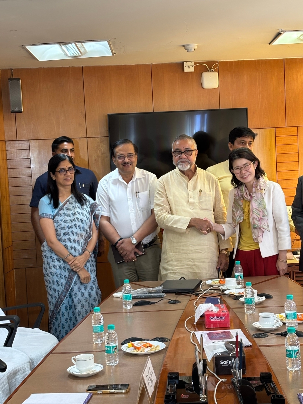State Minister KUNIMITSU shaking hands with H.E. Tapas Roy, Minister-in-Charge, Department of Industry, Commerce and Enterprises, Government of West Bengal, and related officials