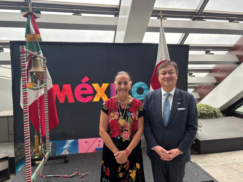 State Minister Horii taking a picture with Ambassador of Mexico