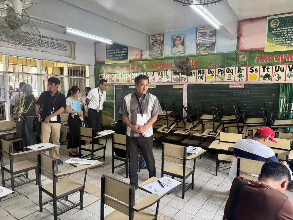 Parliamentary Vice-Minister ONISHI inspecting a polling station