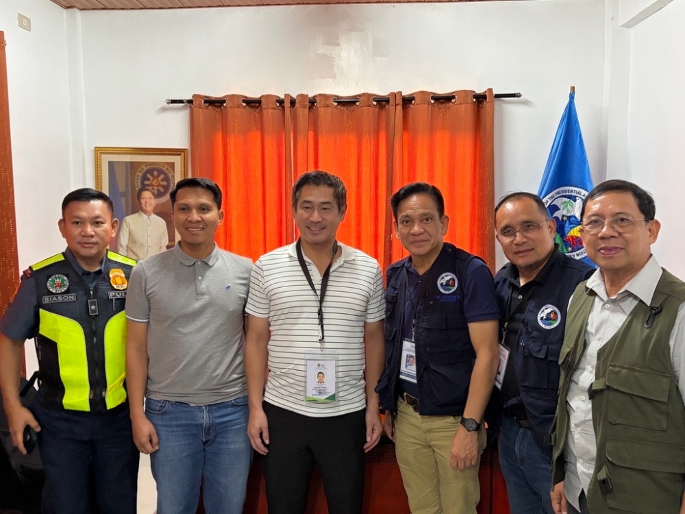 A commemorative photo of Parliamentary Vice-Minister ONISHI with Hon. Mel Senen Sarmiento, Presidential Advisor on Peace, Reconciliation and Unity, and his staff