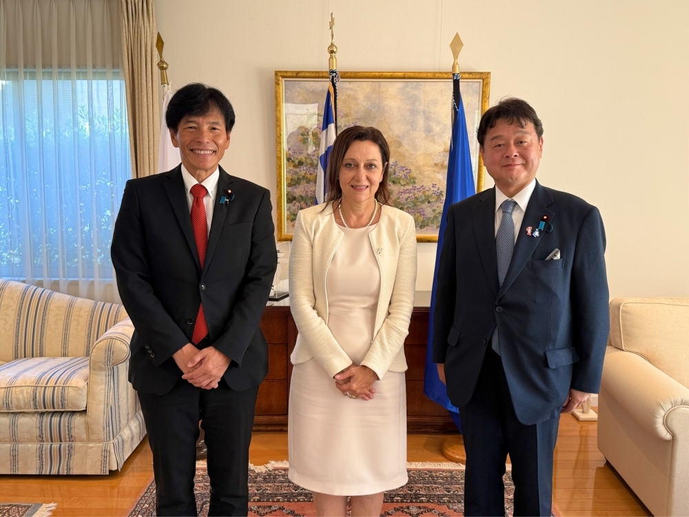 Photo of Parliamentary Vice-Minister SHIMADA and with Ambassador Kliamaki and Parliamentary Vice-Minister Wakayama