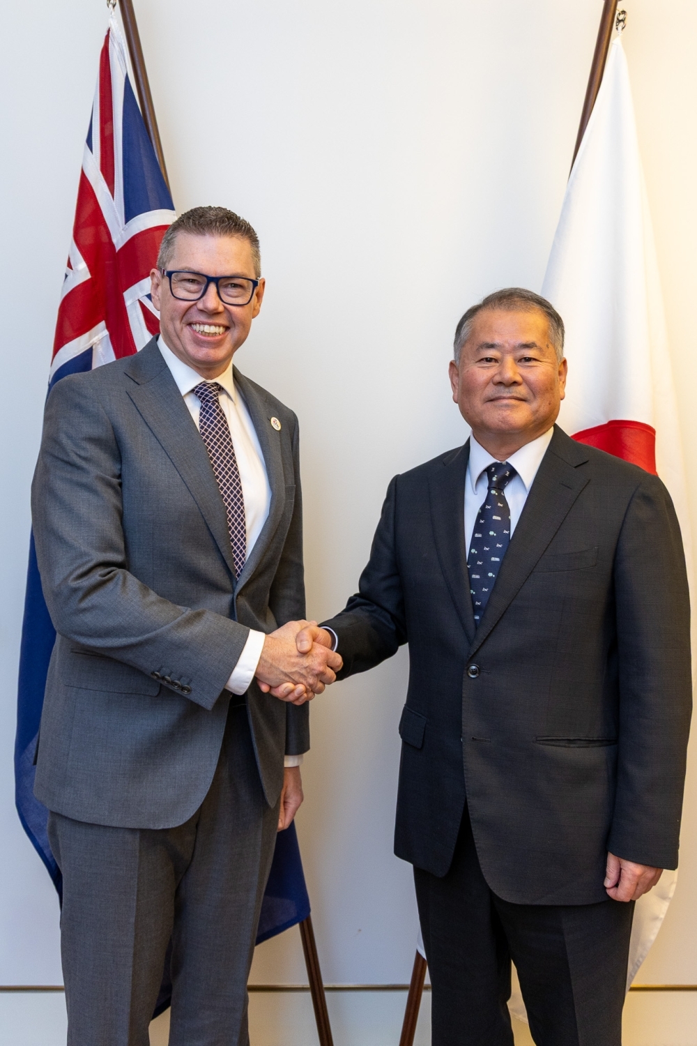 Special Advisor OUE shaking hands with the Hon. Pat Conroy MP, Minister for Defence Industry and Minister for Pacific Island Affairs