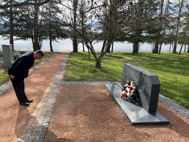 Special Advisor OUE paying respects in front of the memorial for the late former Prime Minister Shinzo ABE