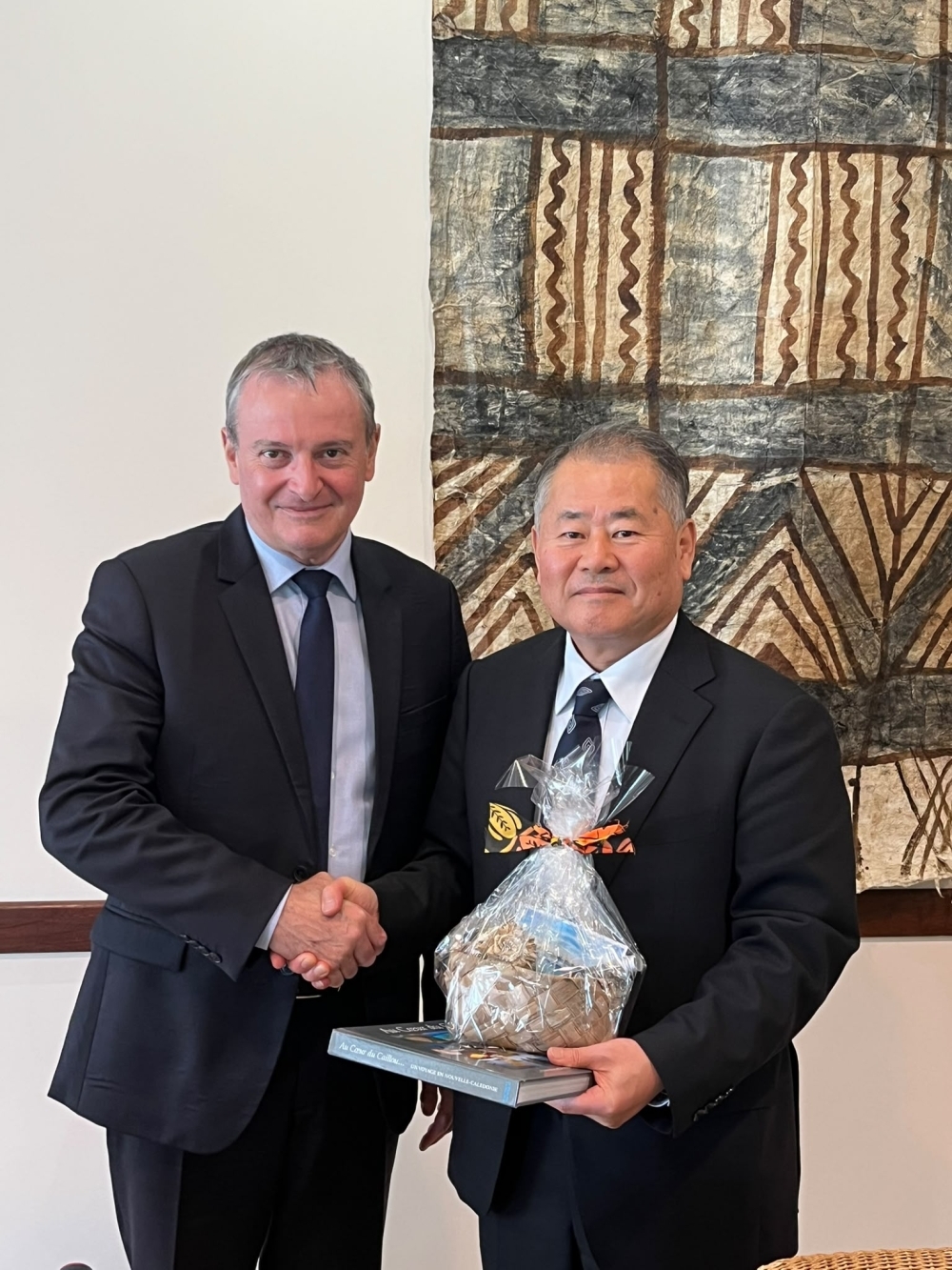 Special Advisor OUE shaking hands with  Mr. BILLANT, High Commissioner of the Republic in New Caledonia