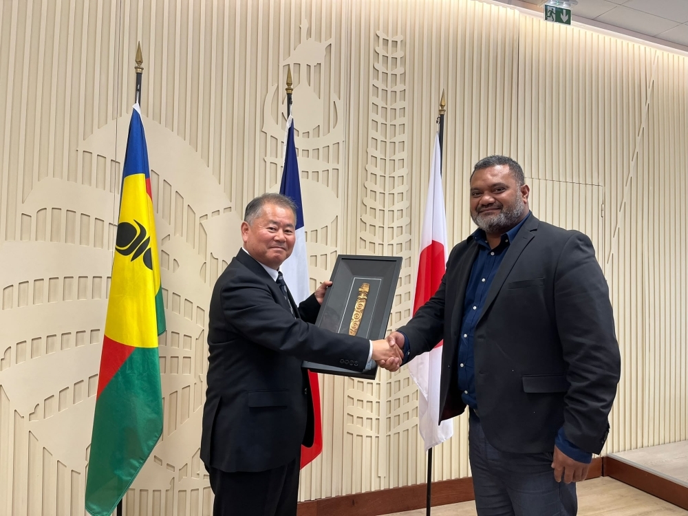 Special Advisor OUE shaking hands with H.E. Mr. TUKUMULI, President of the Government of New Caledonia