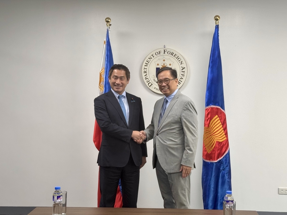 Parliamentary Vice-Minister ONISHI shaking hands with Mr. Leo Herrera-Lim