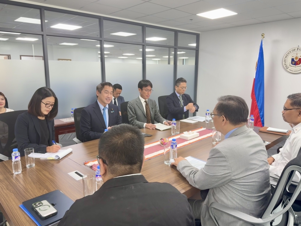Parliamentary Vice-Minister ONISHI having a meeting with Mr. Leo Herrera-Lim