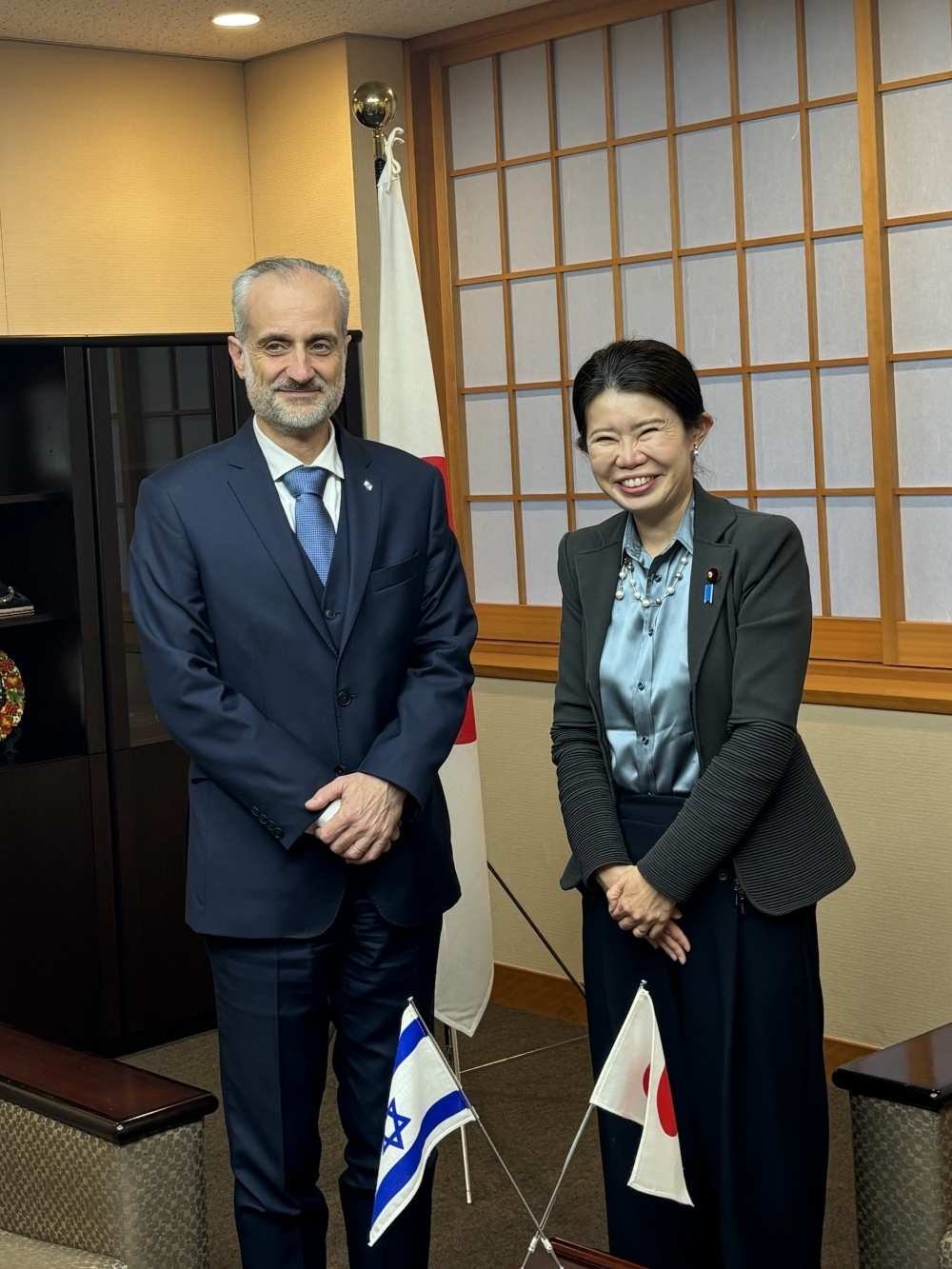A two-shot of State Minister KUNIMITSU and H.E. Dr. Emanuel NAVON, Ambassador-Designate of Israel