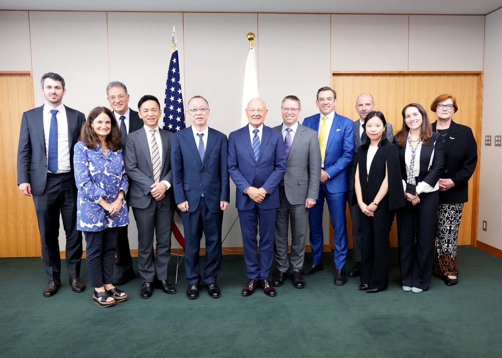 Group photo of Vice-Minister Funakoshi with the members of the Hoover Institution