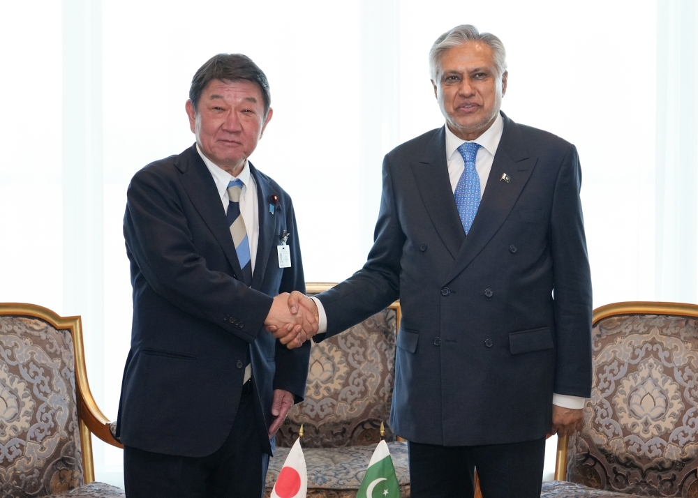 Minister MOTEGI shaking hands with Deputy Prime Minister Dar