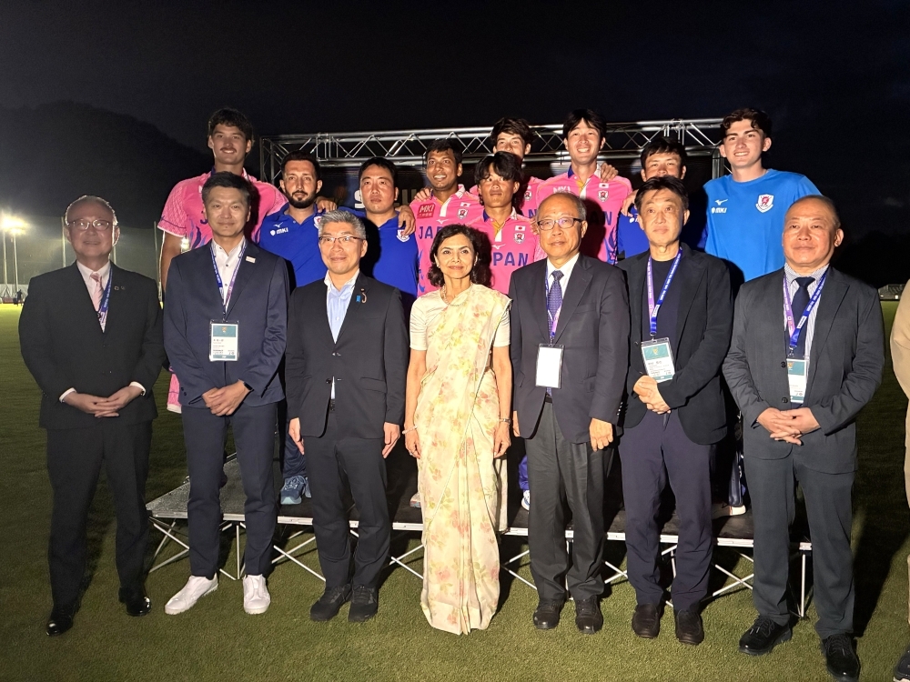 Commemorative photo of Suzuki Cup officials and players