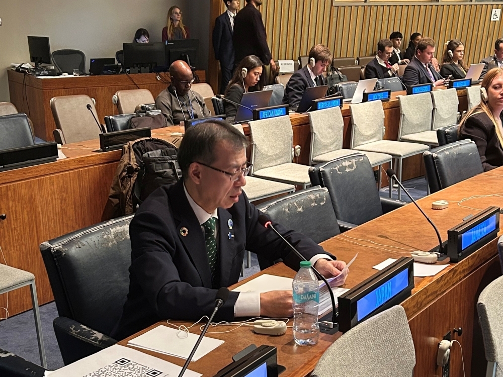 Ambassador SUGIURA making a statement (close-up)