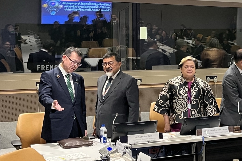 Ambassador SUGIURA chatting with Mr. Sudhakar Dalela, Secretary(Economic Relations), Ministry of External Affairs of India, at the Side event