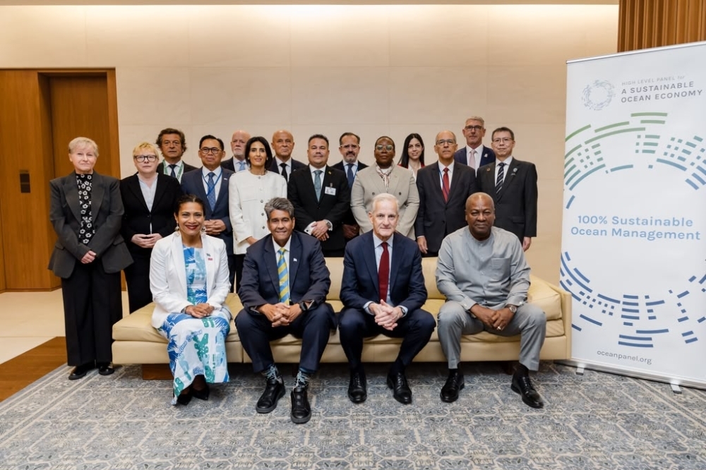 Ambassador SUGIURA taking photo with members of The Eighth Ocean Panel Leaders’ Meeting of the High Level Panel for a Sustainable Ocean Economy