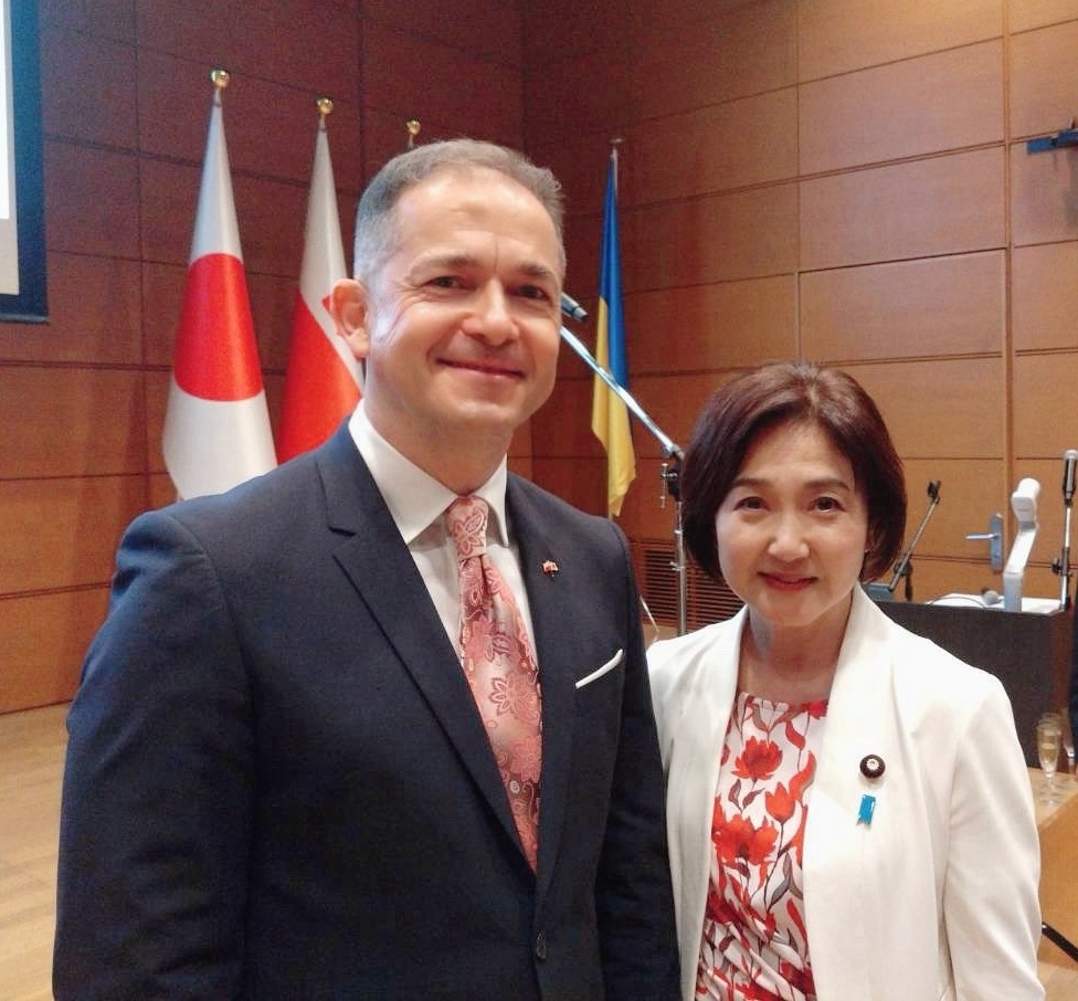 Commemorative photo of Parliamentary Vice-Minister IKUINA and Ambassador MILEWSKI 