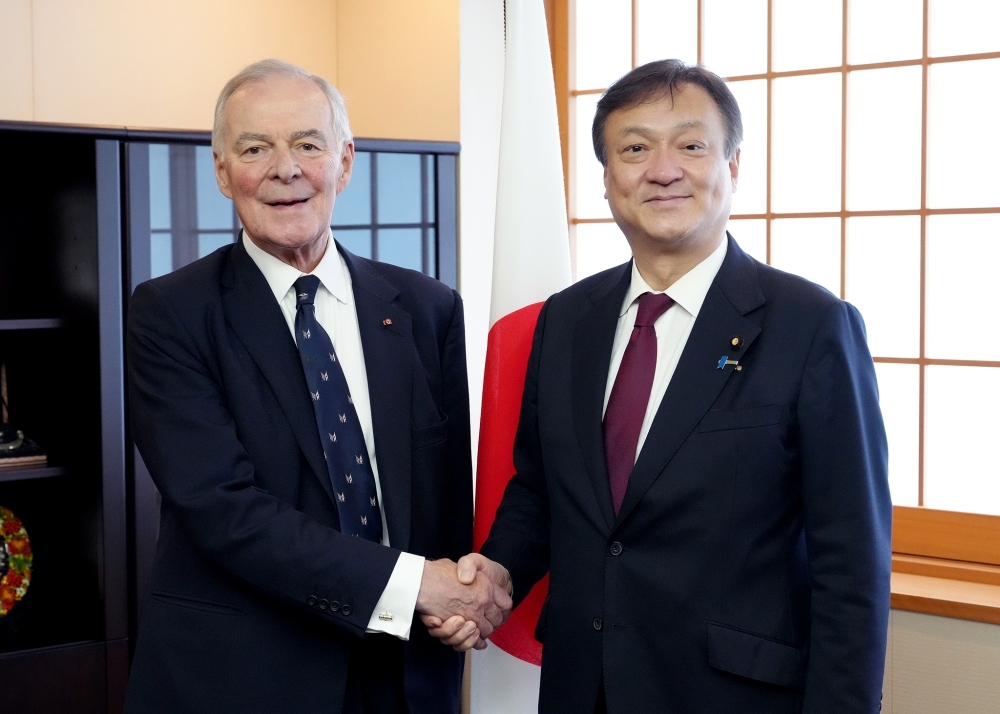 State Minister HORII shaking hands with Lord Trenchard