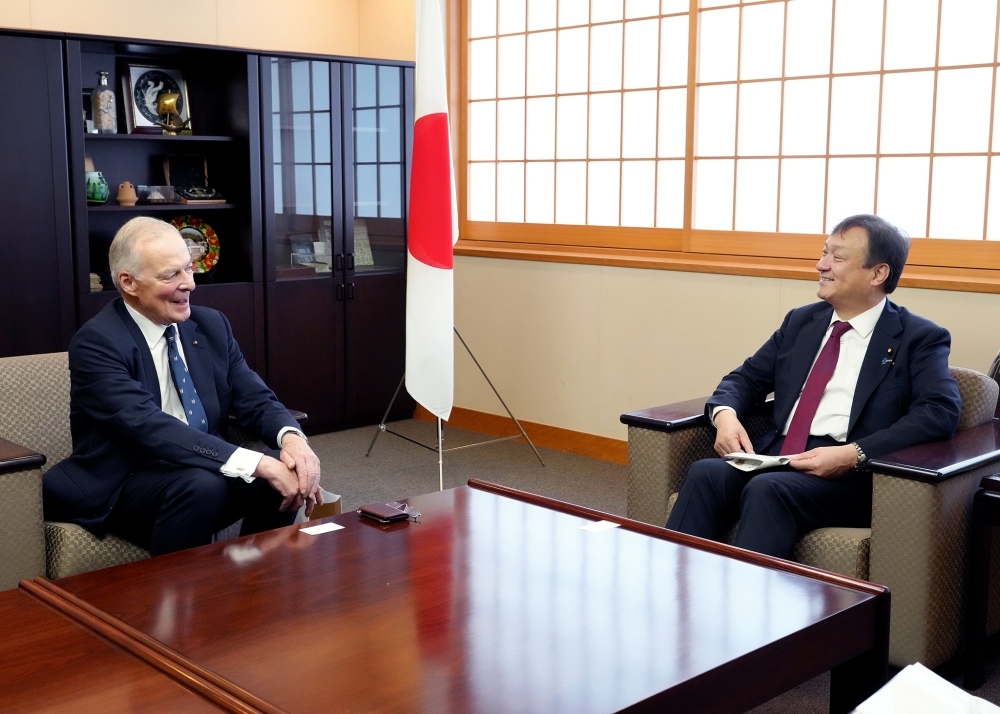 State Minister HORII exchanging views with Lord Trenchard