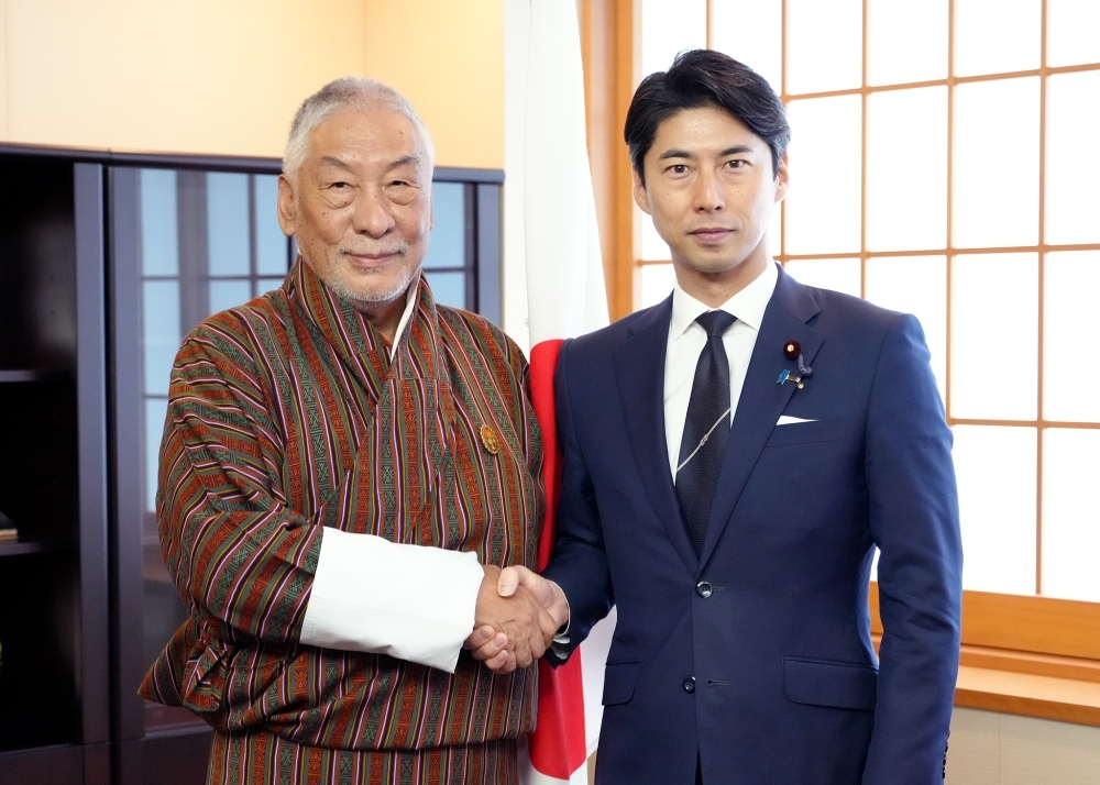 State-Minister NAKASONE shaking hands with Major General Vetsop Namgyel, Ambassador of Bhutan to Japan
