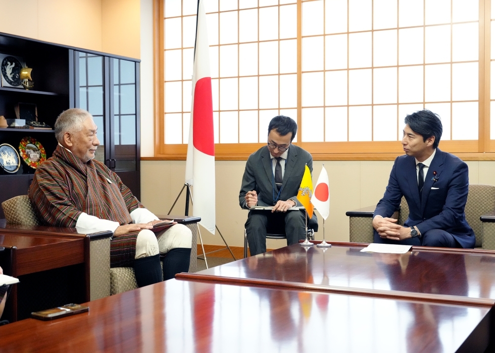 Exchange of views between State-Minister NAKASONE and Major General Vetsop Namgyel, Ambassador of Bhutan to Japan