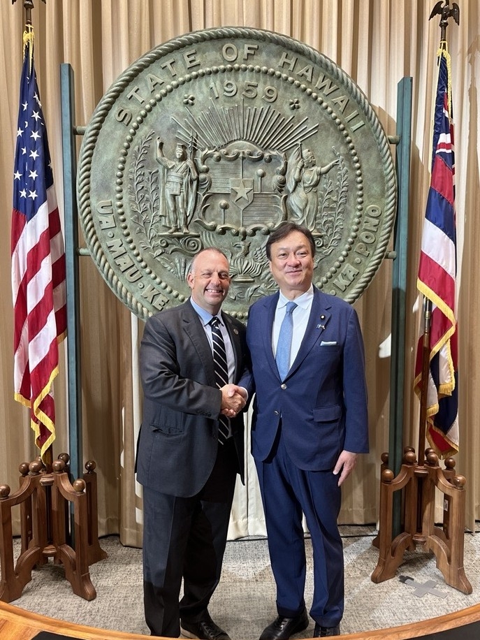 State Minister Horii shaking hands with Mr. Josh Green, Hawaii Governor