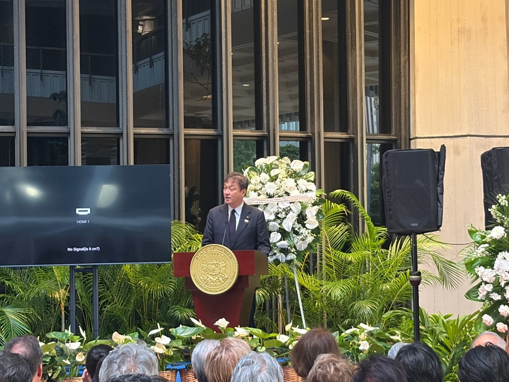 State Minister Horii reading, on behalf of Prime Minister Sanae Takaichi, a message of condolence at the memorial service for former Hawaii Governor George Ariyoshi
