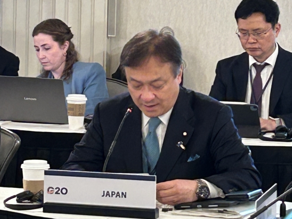 State Minister Horii speaking at the meeting