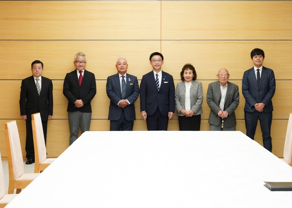 Photo of Deputy Chief Cabinet Secretary NAKANISHI and the Overseas Japanese Press Association