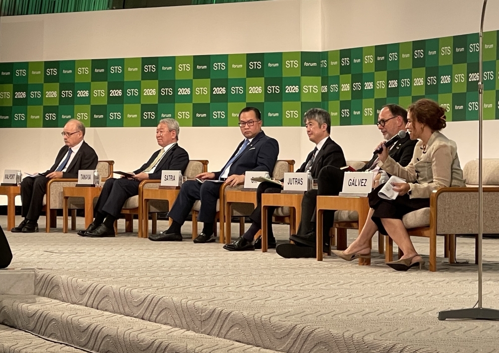 Scene from the session at the STS forum Annual Meeting in which Prof. Oki participated