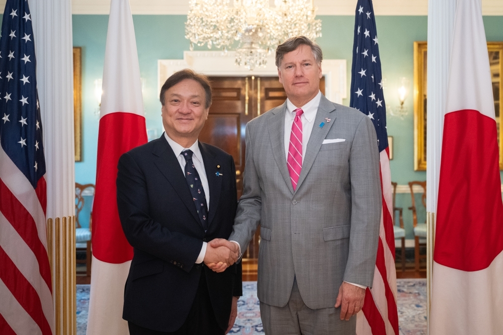 State Minister HORII shaking hands with Honorable Christopher Landau