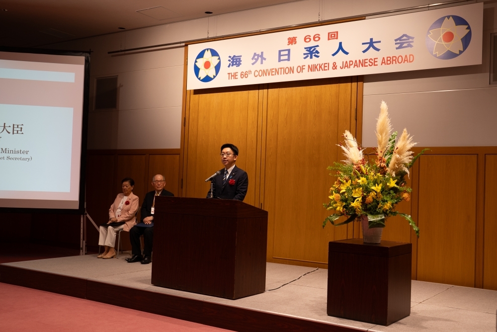 Deputy Chief Cabinet Secretary Nakanishi reading aloud the congratulatory message from Prime Minister Takaichi