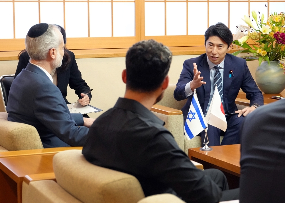 Exchange of views between State Minister NAKASONE and H.E. Dr. Emmanuel NAVON, Ambassador-Designate of Israel