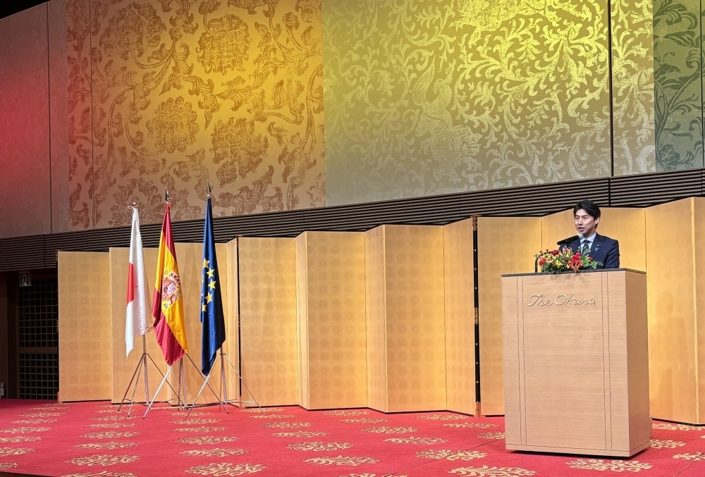 State Minister for Foreign Affairs NAKASONE delivering  his remarks at the reception