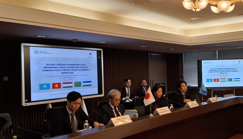 Ambassador Minami and participants are discussing