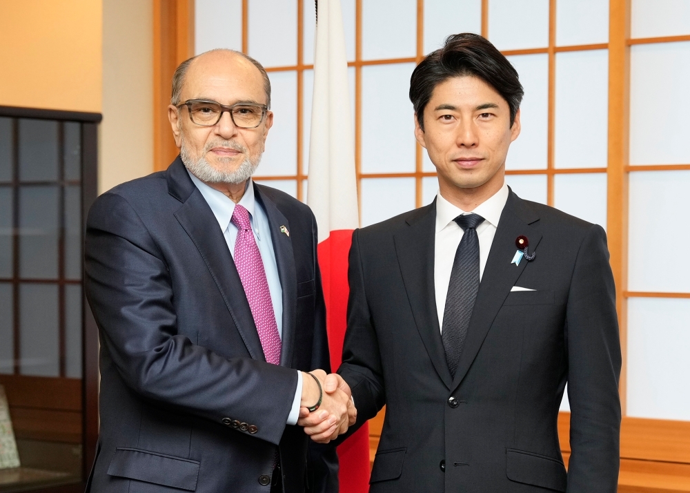 State Mnister NAKASONE shaking hands with H.E. Mr. Waleed SIAM, Ambassador, Representative, the Permanent General Mission of Palestine