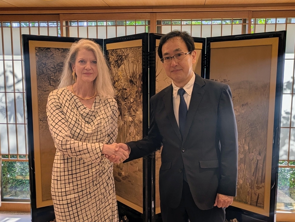 Senior Deputy Minister NAMAZU shaking hands with Under Secretary of State for Political Affairs Allison Hooker.