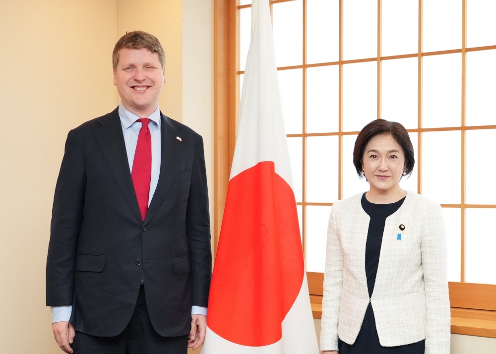 Commemorative photo of Parliamentary Vice-Minister for Foreign Affairs IKUINA and H.E. Mr. Aukrust, Minister of International Development of Norway