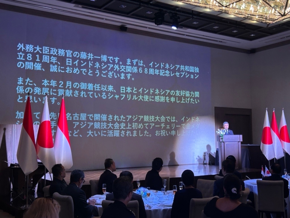 Parliamentary Vice-Minister for Foreign Affairs FUJII greeting on stage