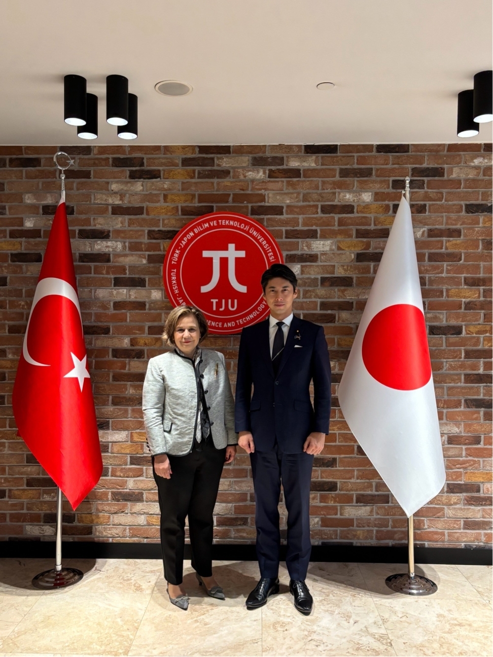 Commemorative photo with State Minister Nakasone and Deputy Minister of Foreign Affairs Ekinci
