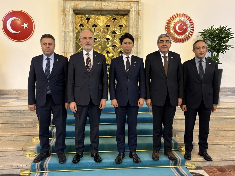 Commemorative photo with State Minister Nakasone and members of the Turkey-Japan Parliamentary Friendship League (In front of the parliament entrance)