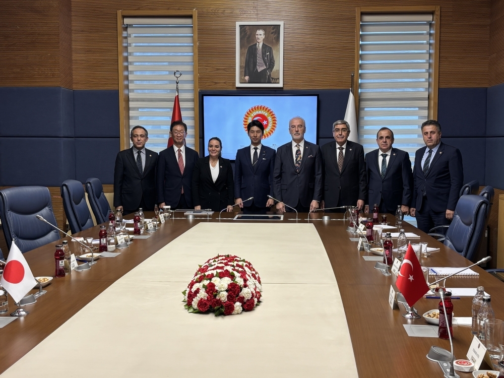 Commemorative photo with State Minister Nakasone and members of the Turkey-Japan Parliamentary Friendship League (Conference Hall)