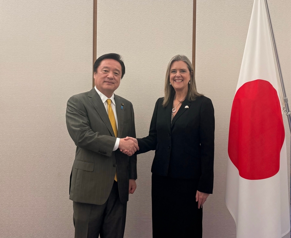 Special Advisor Wakamiya and Ms. Robertson, Ambassador-Designate of the United Kingdom to Japan, shaking hands