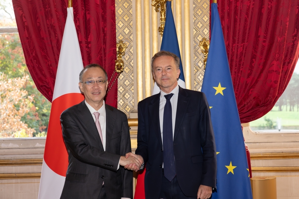 Vice-Minister Funakoshi shaking hands with Secretary General Martin Briens